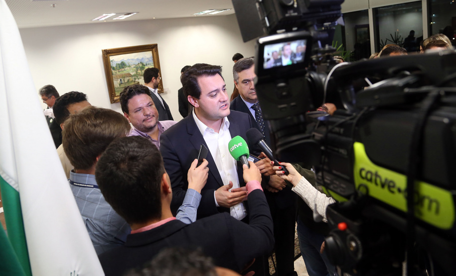 O governador Carlos Massa Ratinho Junior e o secretário Beto Preto assinaram nesta segunda-feira (3) a liberação de R$ 20 milhões para 19 consórcios intermunicipais de saúde. Os benefícios vão chegar a 335 municípios do Estado. No mesmo ato, eles autorizaram a licitação das obras do Centro de Especialidades de Jacarezinho, no Norte Pioneiro, no valor de R$ 9,1 milhões.  -  Curitiba, 03/06/2019  -  Foto: Gilson Abreu/ANPr