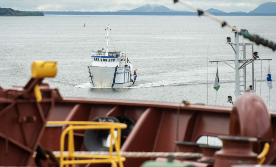 Durante todo o mês de junho, o Porto de Paranaguá vai receber o navio de ensino Ciências do Mar I, da Universidade Federal do Rio Grande do Sul. A embarcação está a serviço dos cursos de Ciências do Mar da Região Sul do Brasil e atenderá alunos do Centro de Estudos do Mar, da Universidade Federal do Paraná (UFPR), e da Universidade Estadual do Oeste do Paraná (Unioeste). Foto: Claudio Neves/APPA