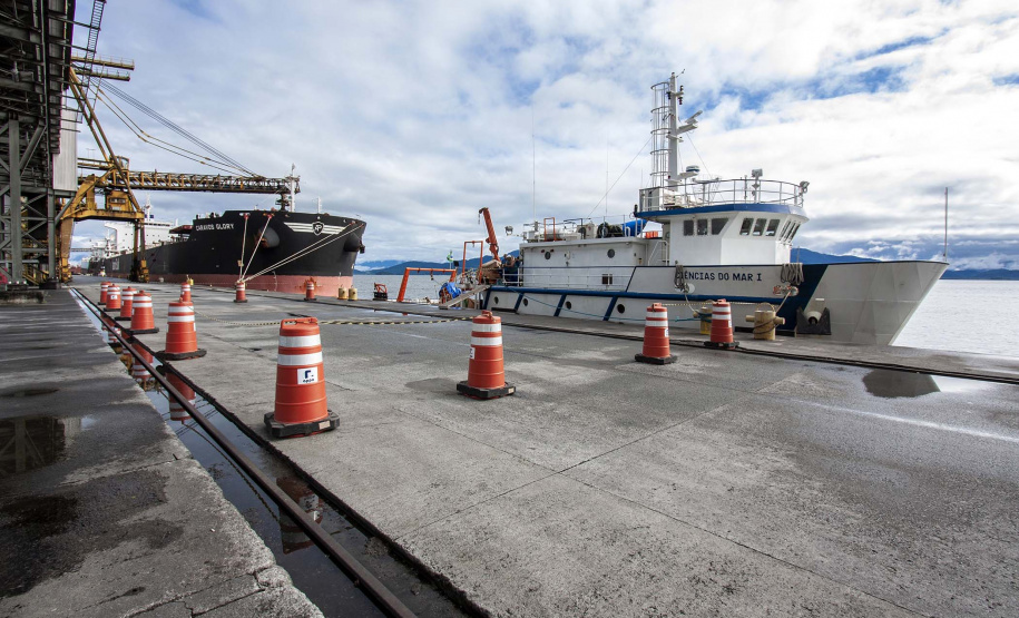 Durante todo o mês de junho, o Porto de Paranaguá vai receber o navio de ensino Ciências do Mar I, da Universidade Federal do Rio Grande do Sul. A embarcação está a serviço dos cursos de Ciências do Mar da Região Sul do Brasil e atenderá alunos do Centro de Estudos do Mar, da Universidade Federal do Paraná (UFPR), e da Universidade Estadual do Oeste do Paraná (Unioeste). Foto: Claudio Neves/APPA