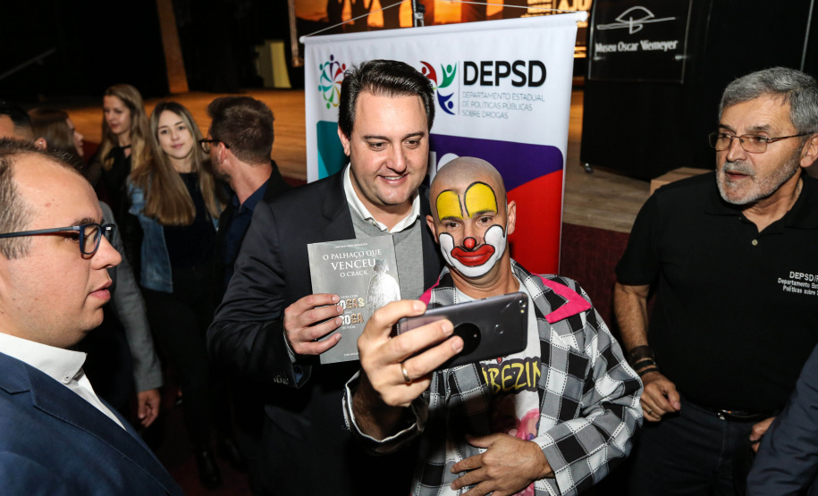 O governador Carlos Massa Ratinho Junior lança nesta terça-feira (04) no auditório Poty Lazzarotto do Museu Oscar Niemeyer, a campanha Junho Paraná Sem Drogas. O mês inteiro será dedicado à conscientização e prevenção quanto ao uso de entorpecentes. Curitiba, 04/06/2019 -Foto: Geraldo Bubniak/ANPr