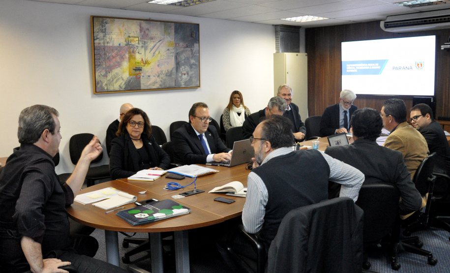 O superintendente da Ciência, Tecnologia e Ensino Superior, Aldo Nelson Bona, apresentou nesta segunda-feira (3), em Curitiba, a proposta de lei que estabelece parâmetros para a gestão de pessoal e repasse de recursos nas universidades estaduais.  -  Foto: Divulgação SETI
