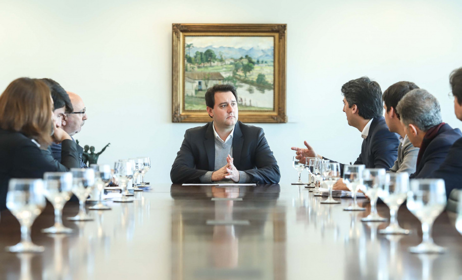 O governador Carlos Massa Ratinho Junior e o secretário do Planejamento e Projetos Estruturantes, Valdemar Bernardo Jorge, se reuniram nesta terça-feira (04) com Ignacio Socías, diretor de Relações Internacionais da Federação Internacional para o Desenvolvimento da Família, que possui status consultivo na Organização das Nações Unidas (ONU). Foi o primeiro passo para o estabelecimento de parcerias entre o Paraná e a instituição. Foto: Rodrigo Felix Leal/ANPr