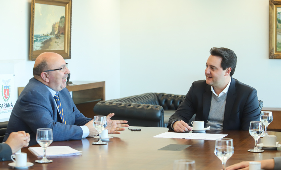 O governador Carlos Massa Ratinho Junior e o secretário do Planejamento e Projetos Estruturantes, Valdemar Bernardo Jorge, se reuniram nesta terça-feira (04) com Ignacio Socías, diretor de Relações Internacionais da Federação Internacional para o Desenvolvimento da Família, que possui status consultivo na Organização das Nações Unidas (ONU). Foi o primeiro passo para o estabelecimento de parcerias entre o Paraná e a instituição. Foto: Rodrigo Felix Leal/ANPr