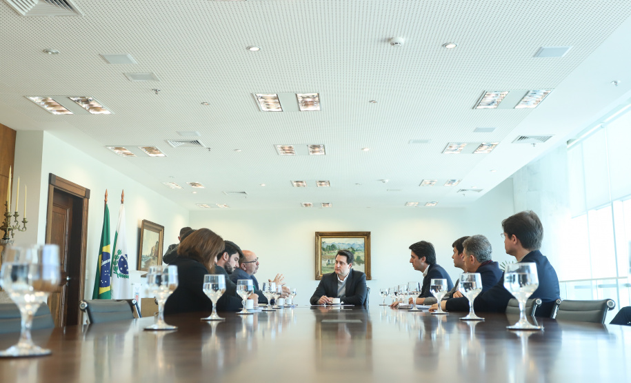 O governador Carlos Massa Ratinho Junior e o secretário do Planejamento e Projetos Estruturantes, Valdemar Bernardo Jorge, se reuniram nesta terça-feira (04) com Ignacio Socías, diretor de Relações Internacionais da Federação Internacional para o Desenvolvimento da Família, que possui status consultivo na Organização das Nações Unidas (ONU). Foi o primeiro passo para o estabelecimento de parcerias entre o Paraná e a instituição. Foto: Rodrigo Felix Leal/ANPr