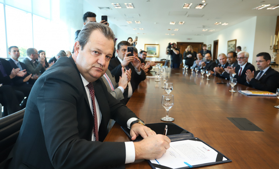 O governador Carlos Massa Ratinho Junior libera recursos para bolsas de pesquisa e extensão, para pesquisadores das universidades e institutos de pesquisa do Paraná.Curitiba, 04-06-19.Foto: Rodrigo Félix Leal/ANPr