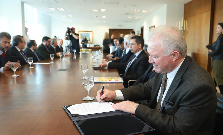 O governador Carlos Massa Ratinho Junior libera recursos para bolsas de pesquisa e extensão, para pesquisadores das universidades e institutos de pesquisa do Paraná.Curitiba, 04-06-19.Foto: Rodrigo Félix Leal/ANPr