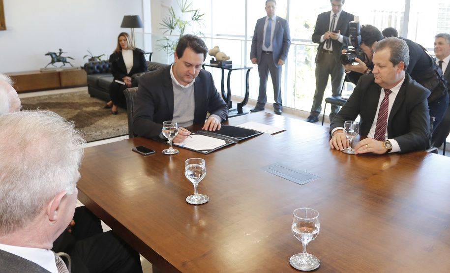 O governador Carlos Massa Ratinho Junior libera recursos para bolsas de pesquisa e extensão, para pesquisadores das universidades e institutos de pesquisa do Paraná.Curitiba, 04-06-19.Foto: Arnaldo Alves/ANPr