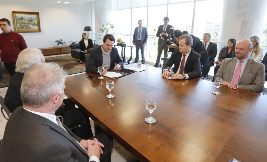 O governador Carlos Massa Ratinho Junior libera recursos para bolsas de pesquisa e extensão, para pesquisadores das universidades e institutos de pesquisa do Paraná.Curitiba, 04-06-19.Foto: Arnaldo Alves/ANPr
