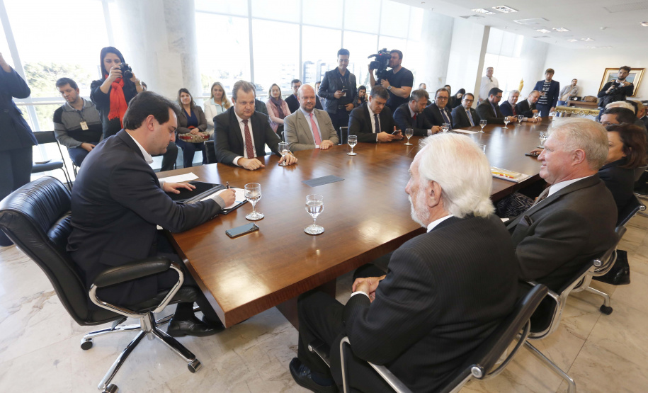 O governador Carlos Massa Ratinho Junior libera recursos para bolsas de pesquisa e extensão, para pesquisadores das universidades e institutos de pesquisa do Paraná.Curitiba, 04-06-19.Foto: Arnaldo Alves/ANPr