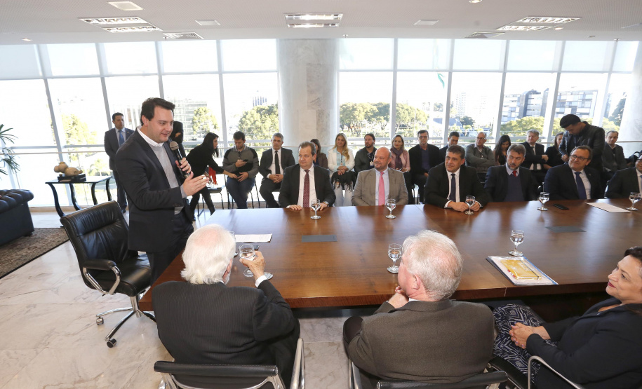 O governador Carlos Massa Ratinho Junior libera recursos para bolsas de pesquisa e extensão, para pesquisadores das universidades e institutos de pesquisa do Paraná.Curitiba, 04-06-19.Foto: Arnaldo Alves/ANPr
