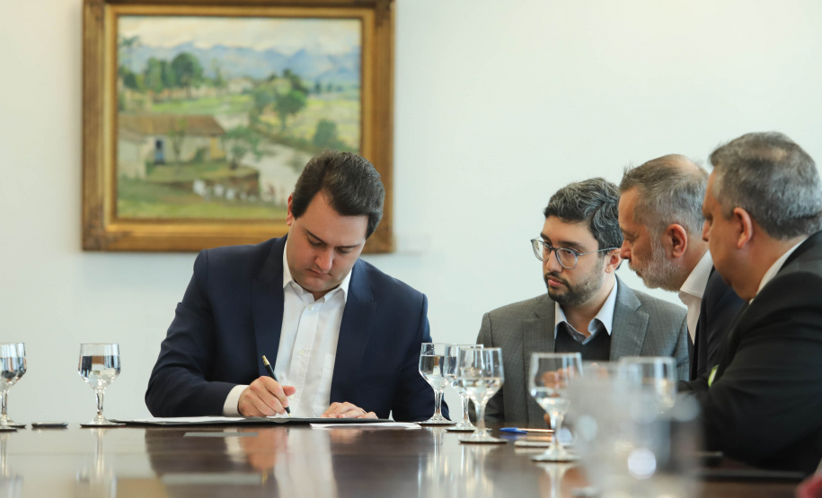 O Porto de Paranaguá terá a primeira reforma no pier público de inflamáveis, que foi construído na década de 1940 e, desde então, recebeu apenas pequenas intervenções de manutenção. Nesta quarta-feira (06), o governador Carlos Massa Ratinho Junior assinou, em reunião no Palácio Iguaçu, a autorização para contratação da empresa que fará a obra. Foto: Rodrigo Felix Leal/ANPr