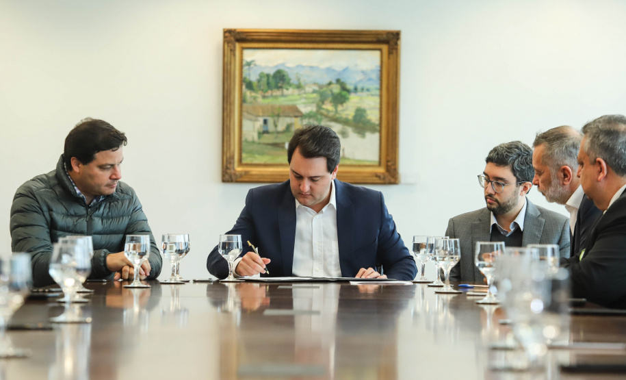 O Porto de Paranaguá terá a primeira reforma no pier público de inflamáveis, que foi construído na década de 1940 e, desde então, recebeu apenas pequenas intervenções de manutenção. Nesta quarta-feira (06), o governador Carlos Massa Ratinho Junior assinou, em reunião no Palácio Iguaçu, a autorização para contratação da empresa que fará a obra. Foto: Rodrigo Felix Leal/ANPr