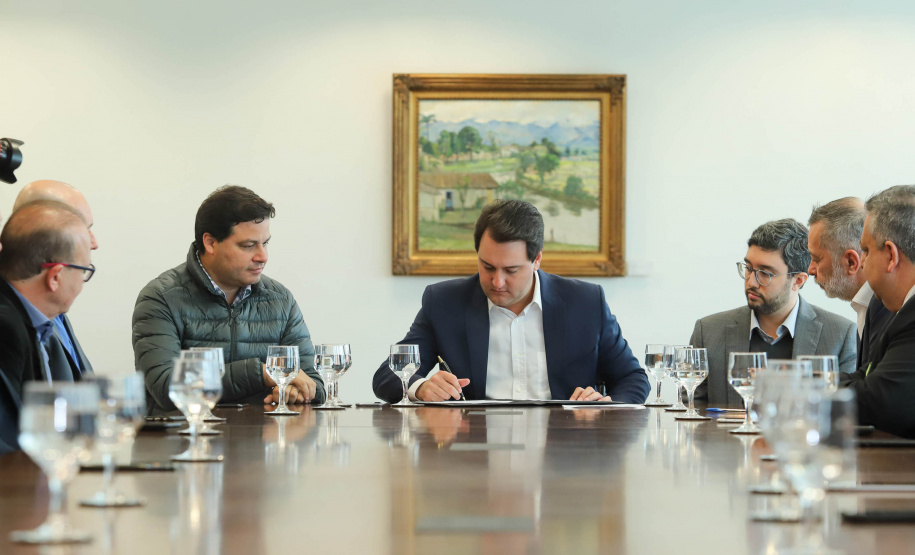 O Porto de Paranaguá terá a primeira reforma no pier público de inflamáveis, que foi construído na década de 1940 e, desde então, recebeu apenas pequenas intervenções de manutenção. Nesta quarta-feira (06), o governador Carlos Massa Ratinho Junior assinou, em reunião no Palácio Iguaçu, a autorização para contratação da empresa que fará a obra. Foto: Rodrigo Felix Leal/ANPr