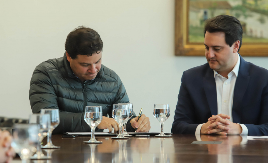 O Porto de Paranaguá terá a primeira reforma no pier público de inflamáveis, que foi construído na década de 1940 e, desde então, recebeu apenas pequenas intervenções de manutenção. Nesta quarta-feira (06), o governador Carlos Massa Ratinho Junior assinou, em reunião no Palácio Iguaçu, a autorização para contratação da empresa que fará a obra. Foto: Rodrigo Felix Leal/ANPr