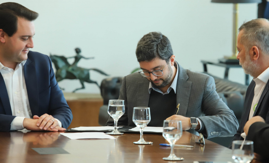 O Porto de Paranaguá terá a primeira reforma no pier público de inflamáveis, que foi construído na década de 1940 e, desde então, recebeu apenas pequenas intervenções de manutenção. Nesta quarta-feira (06), o governador Carlos Massa Ratinho Junior assinou, em reunião no Palácio Iguaçu, a autorização para contratação da empresa que fará a obra. Foto: Rodrigo Felix Leal/ANPr