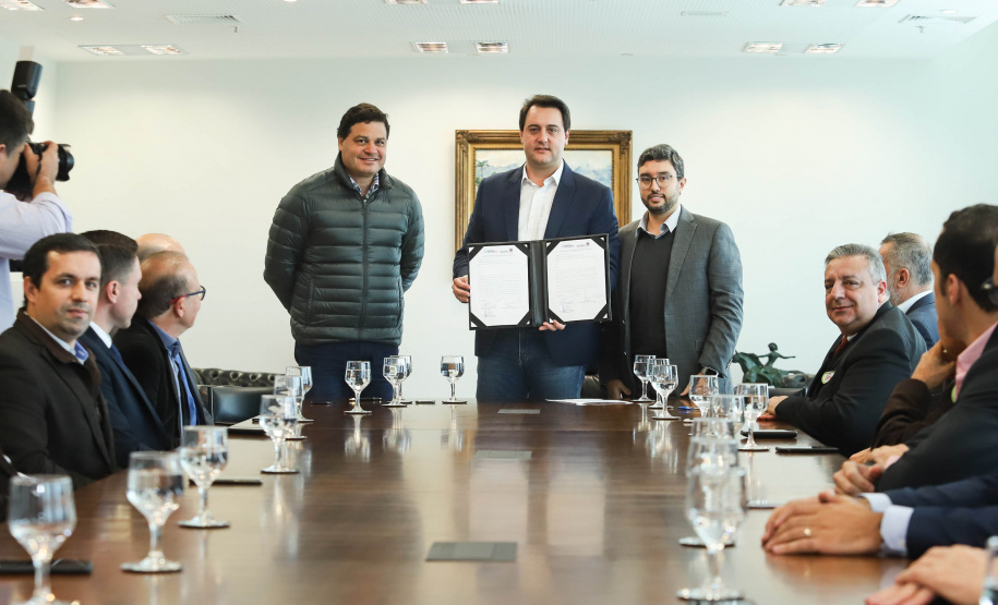 O Porto de Paranaguá terá a primeira reforma no pier público de inflamáveis, que foi construído na década de 1940 e, desde então, recebeu apenas pequenas intervenções de manutenção. Nesta quarta-feira (06), o governador Carlos Massa Ratinho Junior assinou, em reunião no Palácio Iguaçu, a autorização para contratação da empresa que fará a obra. Foto: Rodrigo Felix Leal/ANPr