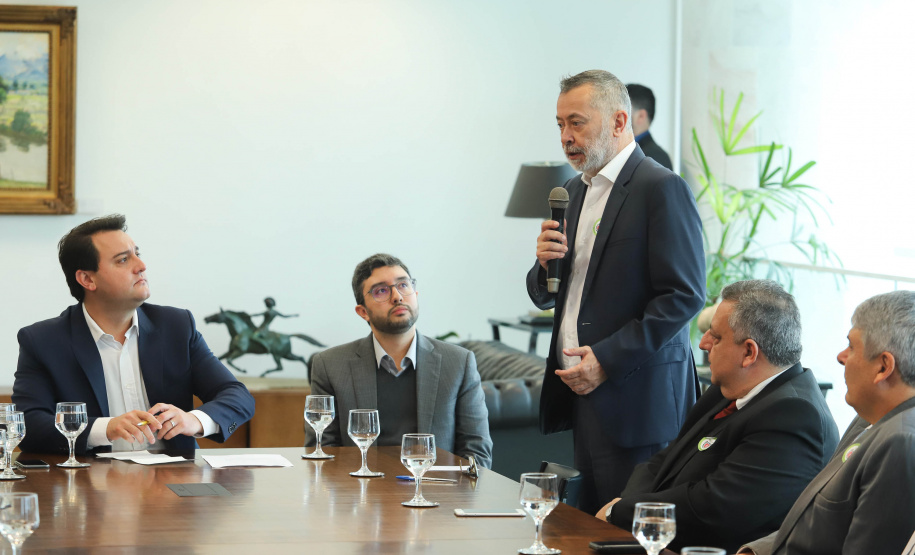 O Porto de Paranaguá terá a primeira reforma no pier público de inflamáveis, que foi construído na década de 1940 e, desde então, recebeu apenas pequenas intervenções de manutenção. Nesta quarta-feira (06), o governador Carlos Massa Ratinho Junior assinou, em reunião no Palácio Iguaçu, a autorização para contratação da empresa que fará a obra. Foto: Rodrigo Felix Leal/ANPr