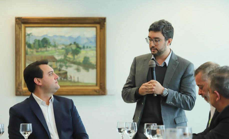 O Porto de Paranaguá terá a primeira reforma no pier público de inflamáveis, que foi construído na década de 1940 e, desde então, recebeu apenas pequenas intervenções de manutenção. Nesta quarta-feira (06), o governador Carlos Massa Ratinho Junior assinou, em reunião no Palácio Iguaçu, a autorização para contratação da empresa que fará a obra. Foto: Rodrigo Felix Leal/ANPr