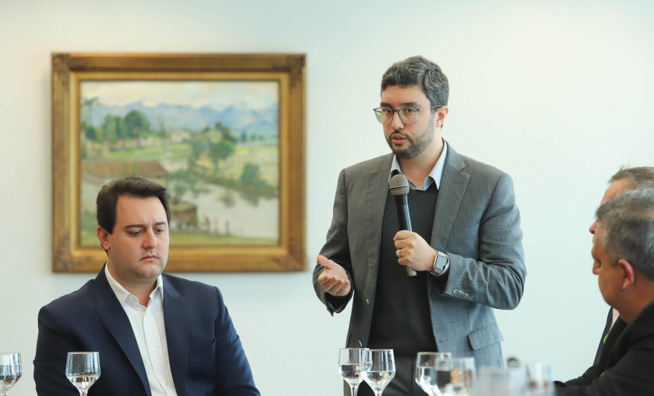 O Porto de Paranaguá terá a primeira reforma no pier público de inflamáveis, que foi construído na década de 1940 e, desde então, recebeu apenas pequenas intervenções de manutenção. Nesta quarta-feira (06), o governador Carlos Massa Ratinho Junior assinou, em reunião no Palácio Iguaçu, a autorização para contratação da empresa que fará a obra. Foto: Rodrigo Felix Leal/ANPr