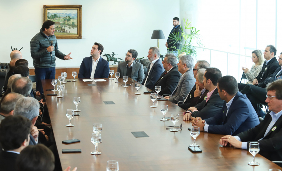 O Porto de Paranaguá terá a primeira reforma no pier público de inflamáveis, que foi construído na década de 1940 e, desde então, recebeu apenas pequenas intervenções de manutenção. Nesta quarta-feira (06), o governador Carlos Massa Ratinho Junior assinou, em reunião no Palácio Iguaçu, a autorização para contratação da empresa que fará a obra. Foto: Rodrigo Felix Leal/ANPr