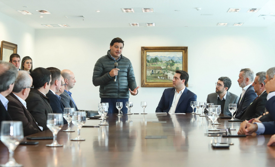 O Porto de Paranaguá terá a primeira reforma no pier público de inflamáveis, que foi construído na década de 1940 e, desde então, recebeu apenas pequenas intervenções de manutenção. Nesta quarta-feira (06), o governador Carlos Massa Ratinho Junior assinou, em reunião no Palácio Iguaçu, a autorização para contratação da empresa que fará a obra. Foto: Rodrigo Felix Leal/ANPr