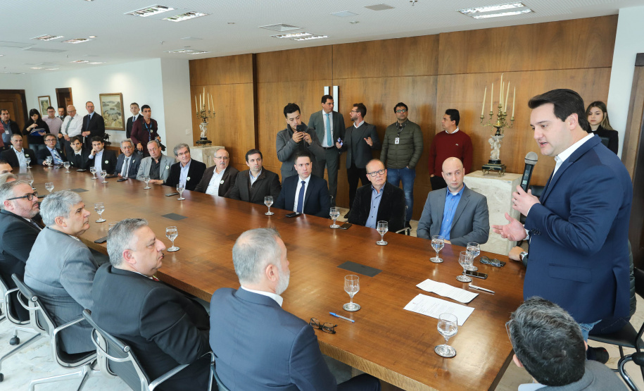 O Porto de Paranaguá terá a primeira reforma no pier público de inflamáveis, que foi construído na década de 1940 e, desde então, recebeu apenas pequenas intervenções de manutenção. Nesta quarta-feira (06), o governador Carlos Massa Ratinho Junior assinou, em reunião no Palácio Iguaçu, a autorização para contratação da empresa que fará a obra. Foto: Rodrigo Felix Leal/ANPr