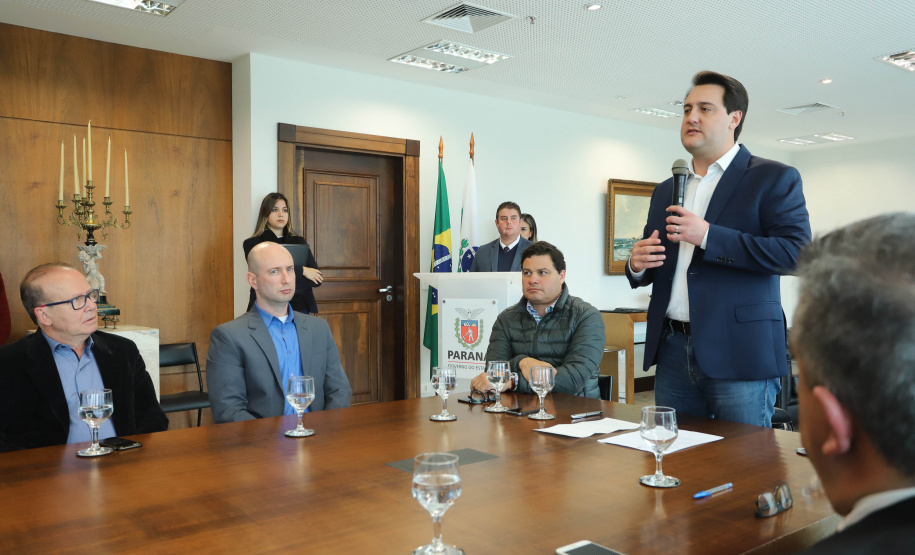 O Porto de Paranaguá terá a primeira reforma no pier público de inflamáveis, que foi construído na década de 1940 e, desde então, recebeu apenas pequenas intervenções de manutenção. Nesta quarta-feira (06), o governador Carlos Massa Ratinho Junior assinou, em reunião no Palácio Iguaçu, a autorização para contratação da empresa que fará a obra. Foto: Rodrigo Felix Leal/ANPr