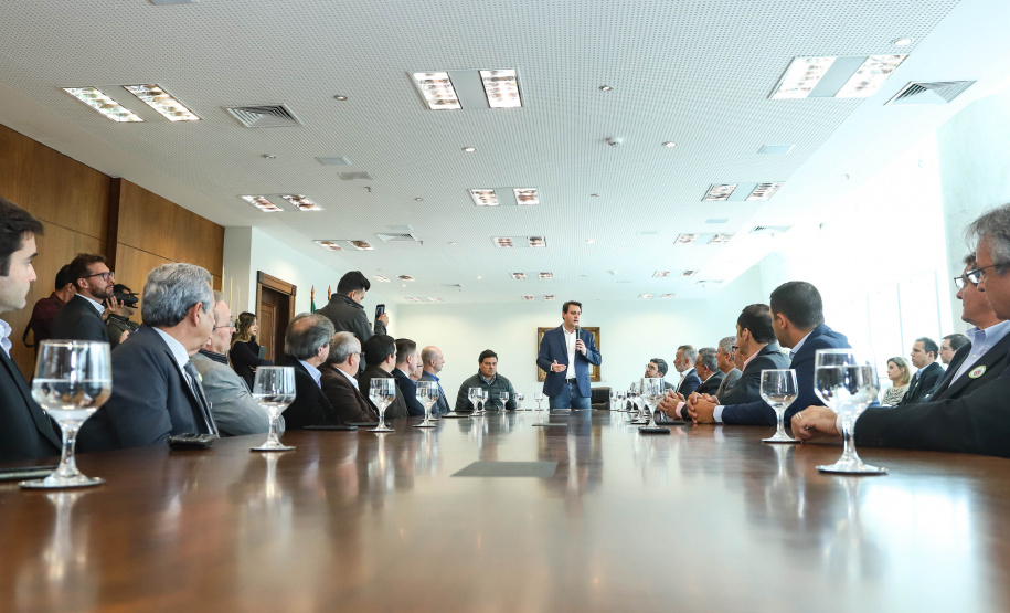 O Porto de Paranaguá terá a primeira reforma no pier público de inflamáveis, que foi construído na década de 1940 e, desde então, recebeu apenas pequenas intervenções de manutenção. Nesta quarta-feira (06), o governador Carlos Massa Ratinho Junior assinou, em reunião no Palácio Iguaçu, a autorização para contratação da empresa que fará a obra. Foto: Rodrigo Felix Leal/ANPr