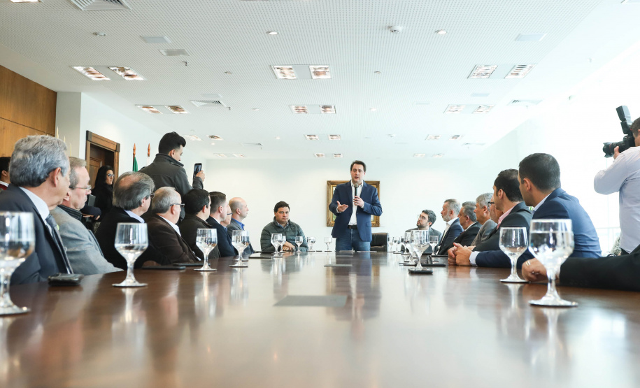 O Porto de Paranaguá terá a primeira reforma no pier público de inflamáveis, que foi construído na década de 1940 e, desde então, recebeu apenas pequenas intervenções de manutenção. Nesta quarta-feira (06), o governador Carlos Massa Ratinho Junior assinou, em reunião no Palácio Iguaçu, a autorização para contratação da empresa que fará a obra. Foto: Rodrigo Felix Leal/ANPr