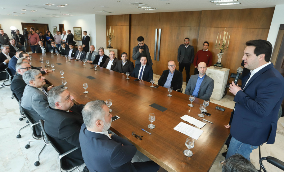 O Porto de Paranaguá terá a primeira reforma no pier público de inflamáveis, que foi construído na década de 1940 e, desde então, recebeu apenas pequenas intervenções de manutenção. Nesta quarta-feira (06), o governador Carlos Massa Ratinho Junior assinou, em reunião no Palácio Iguaçu, a autorização para contratação da empresa que fará a obra. Foto: Rodrigo Felix Leal/ANPr