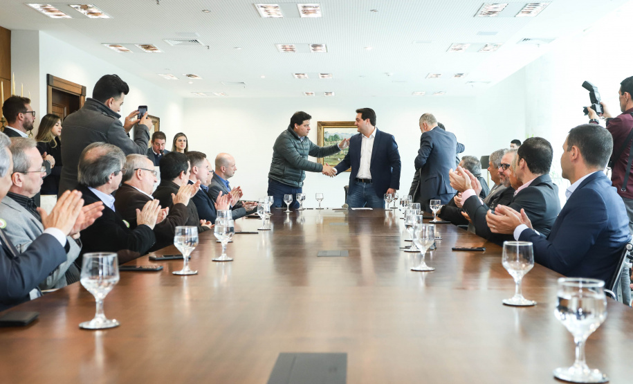 O Porto de Paranaguá terá a primeira reforma no pier público de inflamáveis, que foi construído na década de 1940 e, desde então, recebeu apenas pequenas intervenções de manutenção. Nesta quarta-feira (06), o governador Carlos Massa Ratinho Junior assinou, em reunião no Palácio Iguaçu, a autorização para contratação da empresa que fará a obra. Foto: Rodrigo Felix Leal/ANPr