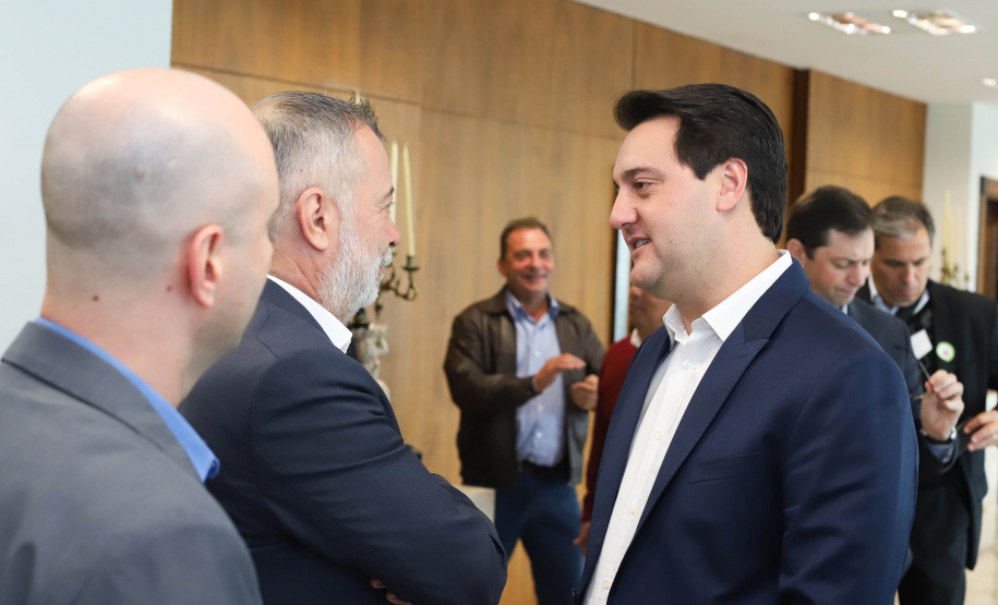 O Porto de Paranaguá terá a primeira reforma no pier público de inflamáveis, que foi construído na década de 1940 e, desde então, recebeu apenas pequenas intervenções de manutenção. Nesta quarta-feira (06), o governador Carlos Massa Ratinho Junior assinou, em reunião no Palácio Iguaçu, a autorização para contratação da empresa que fará a obra. Foto: Rodrigo Felix Leal/ANPr