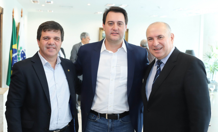 O Porto de Paranaguá terá a primeira reforma no pier público de inflamáveis, que foi construído na década de 1940 e, desde então, recebeu apenas pequenas intervenções de manutenção. Nesta quarta-feira (06), o governador Carlos Massa Ratinho Junior assinou, em reunião no Palácio Iguaçu, a autorização para contratação da empresa que fará a obra. Foto: Rodrigo Felix Leal/ANPr