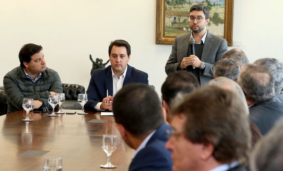 O governador Carlos Massa Ratinho Jr assinou autorização para contratação de empresa especializada em engenharia portuária para execução das obras de recuperação do Píer Público de Inflamáveis do Porto de Paranaguá.Foto Gilson Abreu/ANPr