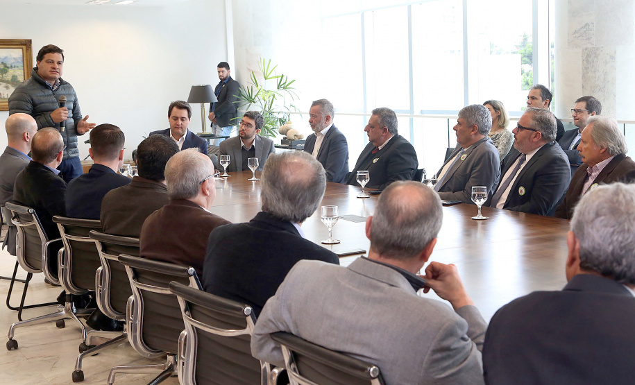 O governador Carlos Massa Ratinho Jr assinou autorização para contratação de empresa especializada em engenharia portuária para execução das obras de recuperação do Píer Público de Inflamáveis do Porto de Paranaguá.Foto Gilson Abreu/ANPr
