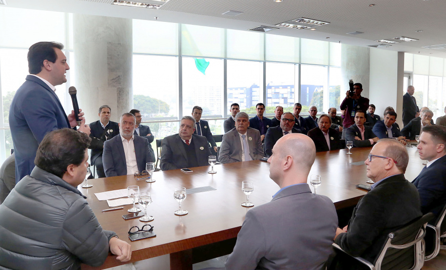 O governador Carlos Massa Ratinho Jr assinou autorização para contratação de empresa especializada em engenharia portuária para execução das obras de recuperação do Píer Público de Inflamáveis do Porto de Paranaguá.Foto Gilson Abreu/ANPr