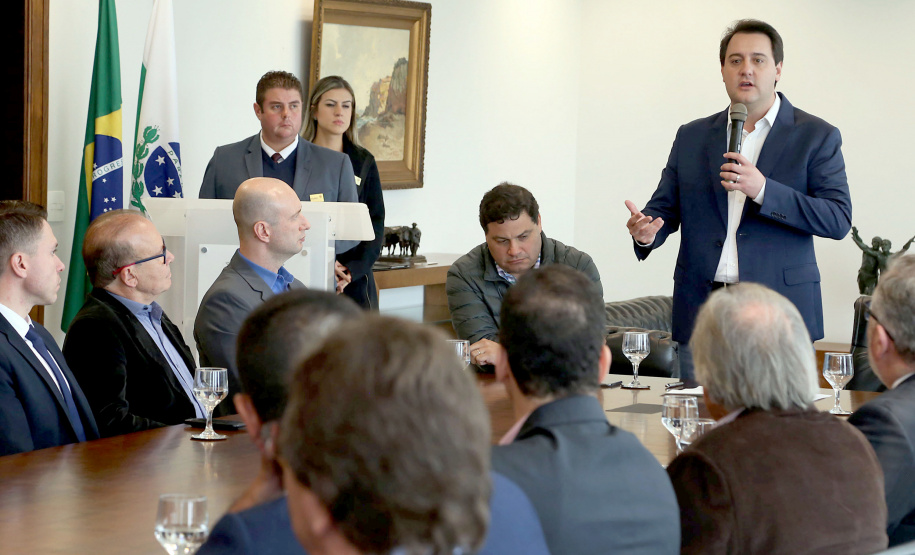 O governador Carlos Massa Ratinho Jr assinou autorização para contratação de empresa especializada em engenharia portuária para execução das obras de recuperação do Píer Público de Inflamáveis do Porto de Paranaguá.Foto Gilson Abreu/ANPr