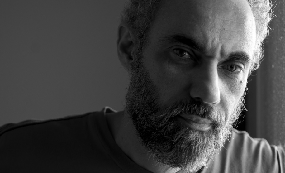 O convidado de junho do projeto Um Escritor na Biblioteca é João Anzanello Carrascoza. O bate-papo, com mediação do jornalista Yuri Al?Hanati, acontece no dia 11, às 19h, no auditório da Biblioteca Pública do Paraná. A entrada é gratuita e a BPP emite certificado de participação, que vale como horas complementares para fins acadêmicos. Até o final do ano, outros quatro autores participam do evento. Foto: Divulgação/BPP