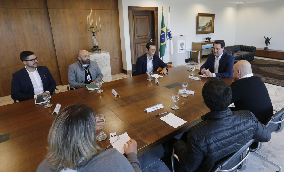 O governador Carlos Massa Ratinho Junior recebeu em seu gabinete, o secretário de Educação, Renato Feder e integrantes do Instituto Lemann.Curitiba, 05-06-19.Foto: Arnaldo Alves / ANPr.