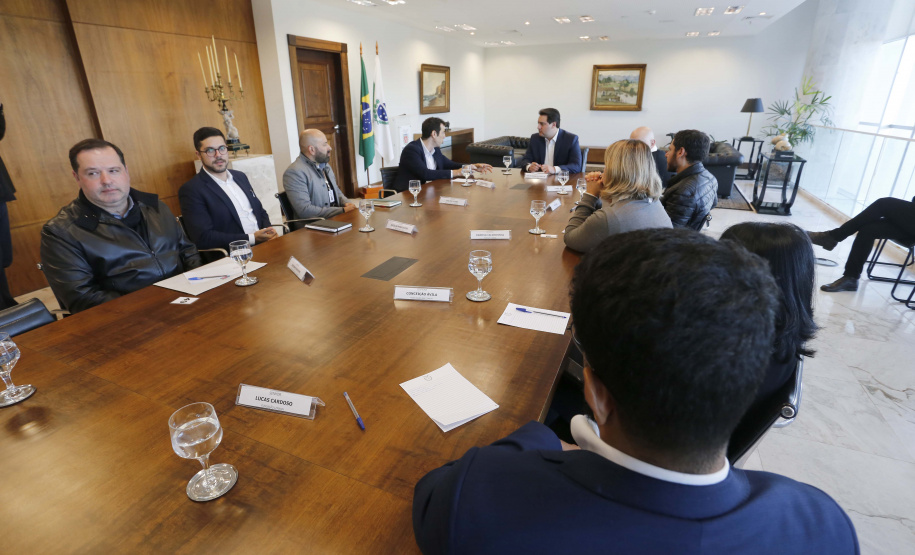 O governador Carlos Massa Ratinho Junior recebeu em seu gabinete, o secretário de Educação, Renato Feder e integrantes do Instituto Lemann.Curitiba, 05-06-19.Foto: Arnaldo Alves / ANPr.