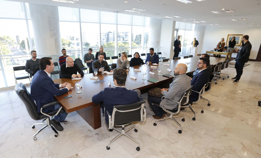 O governador Carlos Massa Ratinho Junior recebeu em seu gabinete, o secretário de Educação, Renato Feder e integrantes do Instituto Lemann.Curitiba, 05-06-19.Foto: Arnaldo Alves / ANPr.