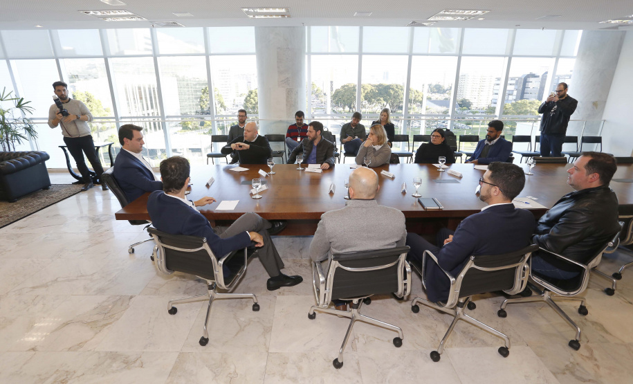 O governador Carlos Massa Ratinho Junior recebeu em seu gabinete, o secretário de Educação, Renato Feder e integrantes do Instituto Lemann.Curitiba, 05-06-19.Foto: Arnaldo Alves / ANPr.