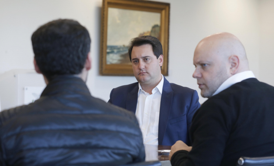 O governador Carlos Massa Ratinho Junior recebeu em seu gabinete, o secretário de Educação, Renato Feder e integrantes do Instituto Lemann.Curitiba, 05-06-19.Foto: Arnaldo Alves / ANPr.