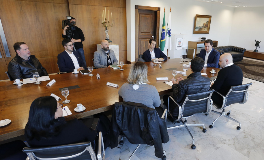 O governador Carlos Massa Ratinho Junior recebeu em seu gabinete, o secretário de Educação, Renato Feder e integrantes do Instituto Lemann.Curitiba, 05-06-19.Foto: Arnaldo Alves / ANPr.