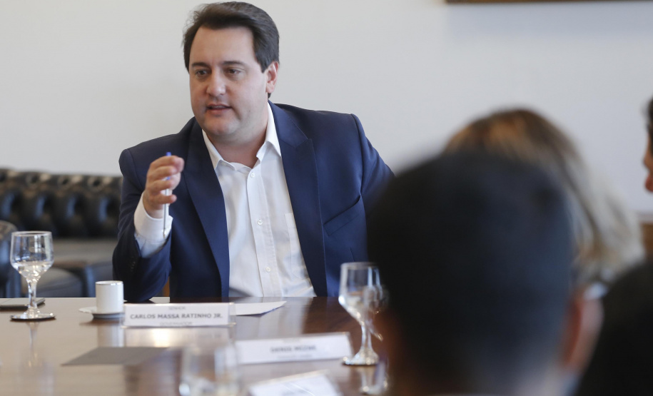 O governador Carlos Massa Ratinho Junior recebeu em seu gabinete, o secretário de Educação, Renato Feder e integrantes do Instituto Lemann.Curitiba, 05-06-19.Foto: Arnaldo Alves / ANPr.