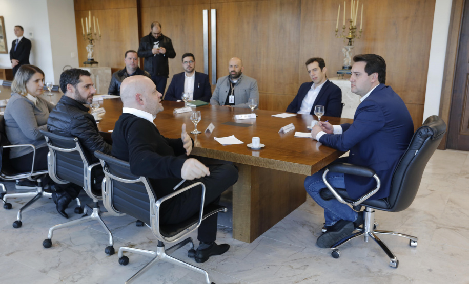 O governador Carlos Massa Ratinho Junior recebeu em seu gabinete, o secretário de Educação, Renato Feder e integrantes do Instituto Lemann.Curitiba, 05-06-19.Foto: Arnaldo Alves / ANPr.