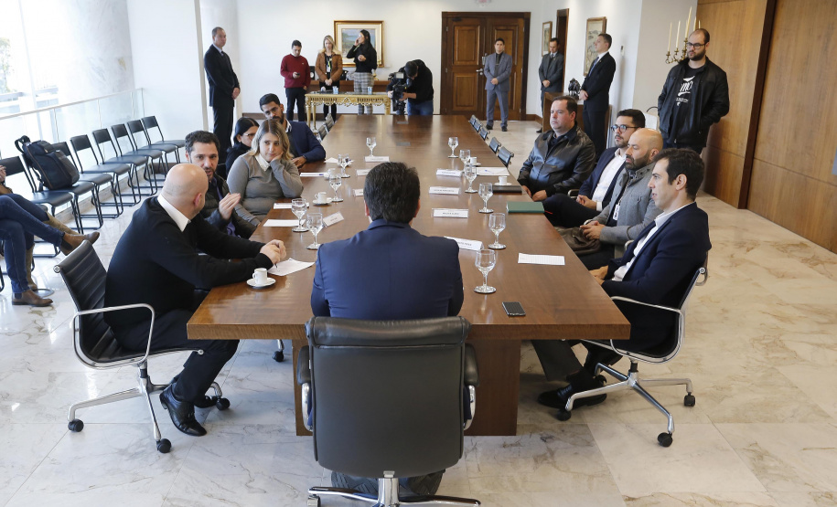 O governador Carlos Massa Ratinho Junior recebeu em seu gabinete, o secretário de Educação, Renato Feder e integrantes do Instituto Lemann.Curitiba, 05-06-19.Foto: Arnaldo Alves / ANPr.