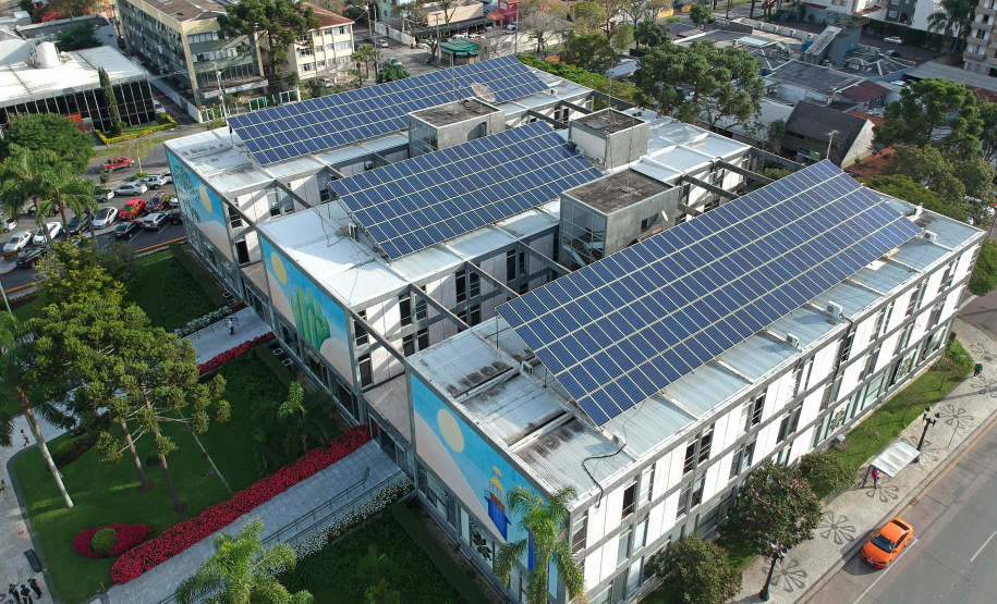 Painéis fotovoltaicos instalados no teto da Prefeitura. Curitiba, 21/05/2019.Foto: Luiz Costa /SMCS