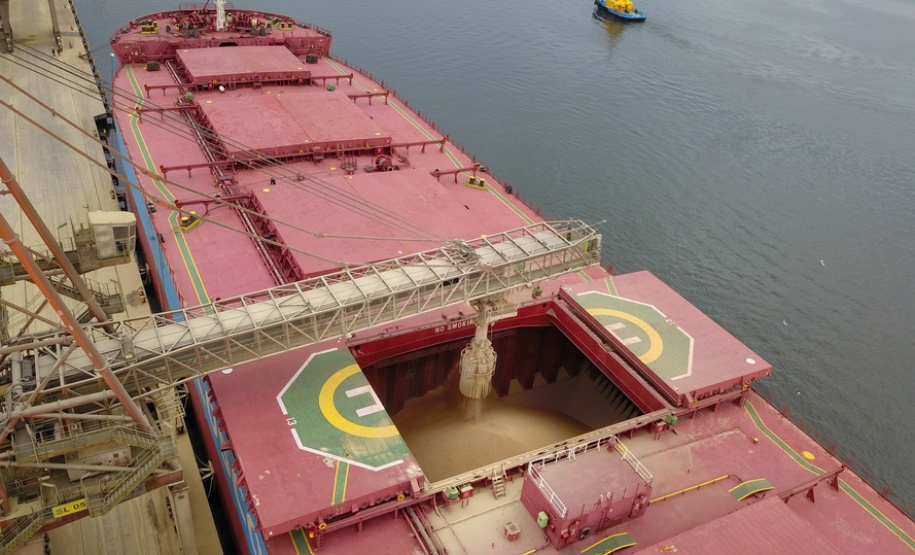 O Porto de Paranaguá vai movimentar nesta semana a maior quantidade de grãos para exportação da história. O navio chinês Lan Hua Hai chega nesta segunda-feira (27) no porto paranaense e vai receber 90 mil toneladas de farelo de soja ? o equivalente a cerca de 2,5 mil carretas carregadas. A previsão é que a operação dure quatro dias.  -  Paranaguá, 28/05/2019  -  Foto: José Fernando Ogura/ANPr
