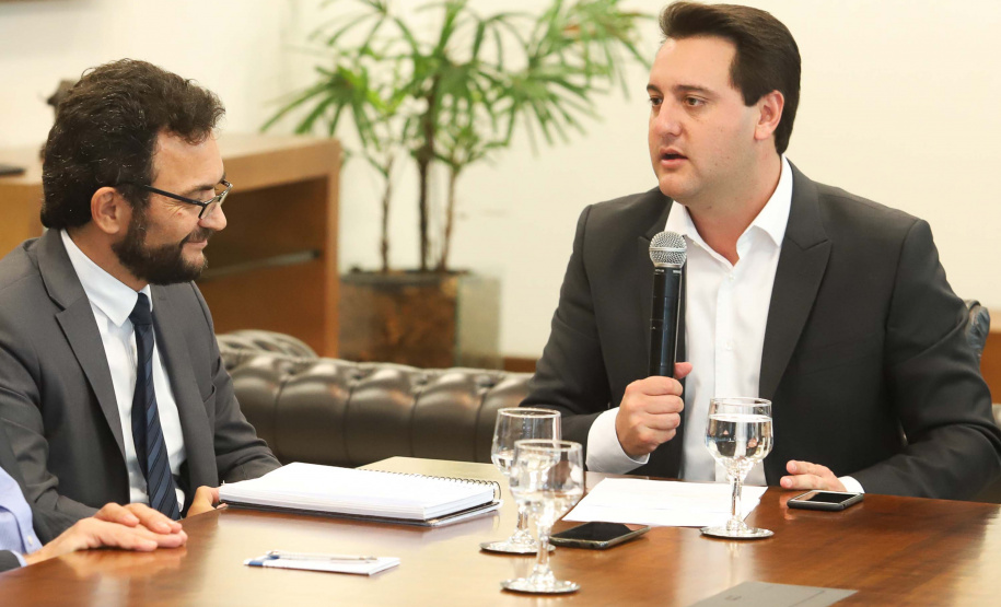 O governador Carlos Massa Ratinho Junior determinou uma redução nas taxas de juros e atualização nas condições de enquadramento dos municípios atendidos pelo Sistema de Financiamento aos Municípios (SFM). O sistema que financia obras de infraestrutura, construções e compra de máquinas e equipamentos para prefeituras, terá redução média de 15% nas taxas fixas de juros. Em algumas situações a queda pode chegar a 22,4%. Foto: Rodrigo Felix Leal/ANPr